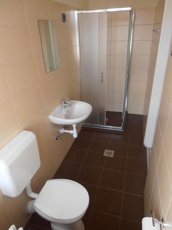Hostel Martineum Felnottkepzo Akademia Szombathely Zimmer foto